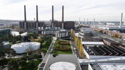 Bei der Fabrik für das künftig zentrale VW-Modell Trinity im Großraum Wolfsburg zeichnet sich bisher ein Standort unmittelbar am Stammwerk ab. (Foto: Swen Pförtner/dpa)
