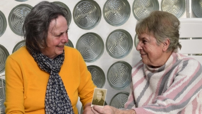Ruth König (rechts) und ihre Schwester Christa Helene Ströbel präsentieren Fotos aus der Zeit, als die Heimat der Familie in Tschechien war, etwa mit ihnen beiden als Kinder, ihrem Vater und ihrer Mutter und ihrer Oma.  (Foto: Kurt Güner)