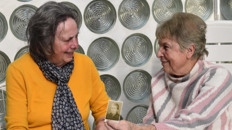 Ruth König (rechts) und ihre Schwester Christa Helene Ströbel präsentieren Fotos aus der Zeit, als die Heimat der Familie in Tschechien war, etwa mit ihnen beiden als Kinder, ihrem Vater und ihrer Mutter und ihrer Oma.  (Foto: Kurt Güner)