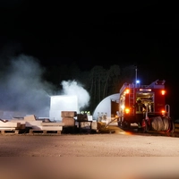 Zu einem simulierten Brandgeschehen mussten die Merkendorfer Feuerwehren an den Bahnhof Triesdorf ausrücken.<br> (Foto: Daniel Ammon)