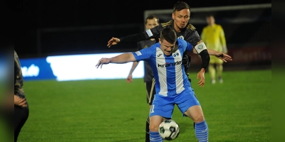 Der Ansbacher Kapitän Tobias Dietrich bedrängt den FVI-Torschützen Tobias Rühle. (Foto: Roland Furthmair)