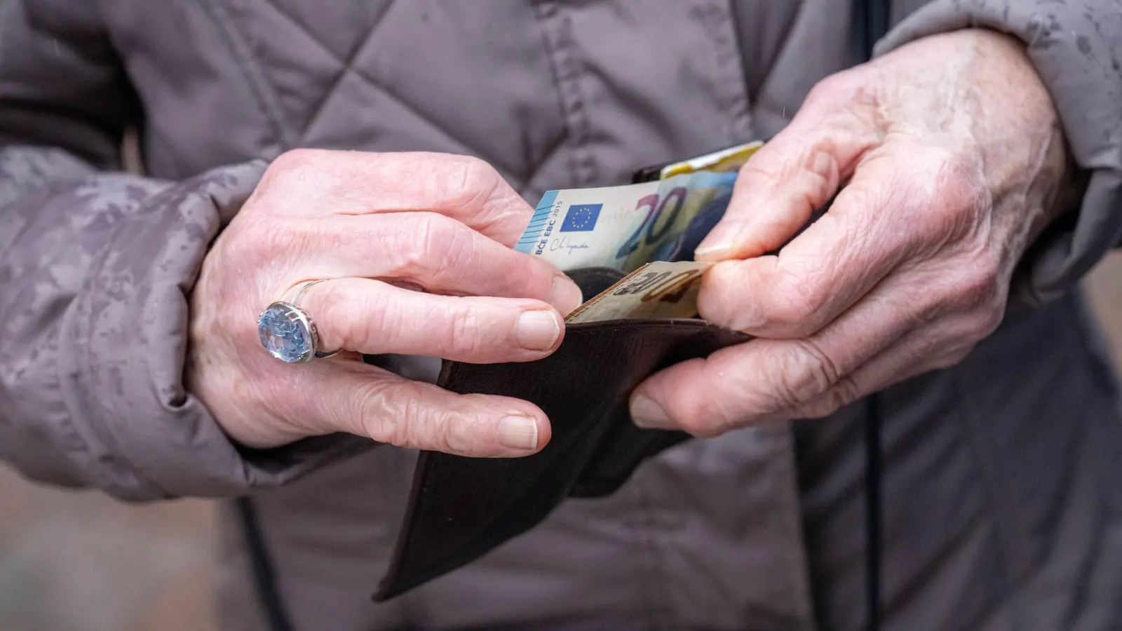 Blickpunkt Rente: Wie viel mehr oder weniger es künftig gibt, entscheidet sich im Bundestag. (Symbolbild)  (Foto: Sina Schuldt/dpa)