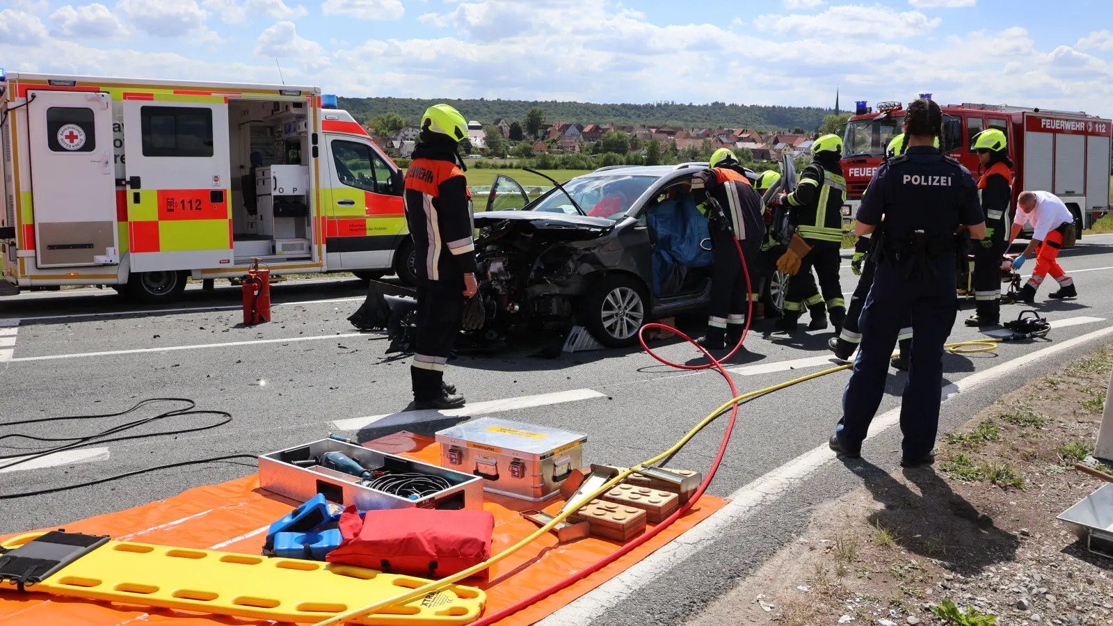 An der Einmündung der Staatsstraße von Scheinfeld auf die Markt Bibarter B8-Umfahrung hat es erneut einen schweren Unfall gegeben. Die Verursacherin musste von der Freiwilligen Feuerwehr Markt Bibart aus ihrem Auto befreit werden. (Foto: Andreas Reum)
