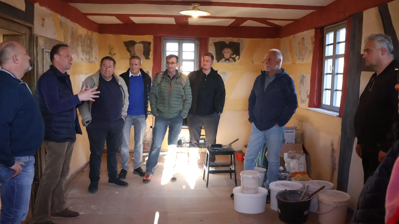 Restaurator Stefan Achternkamp (Zweiter von links) erläuterte im künftigen Trauzimmer des Torturms dessen Sanierungsstand. Stadtwerkeleiter Helmut Wiesinger (links) und Bürgermeister Claus Seifert (rechts) lauschen ebenso wie die Ratsmitglieder Dr. Gerhard Heim, Klaus Luckert, Andreas Huprich, Andreas Knahn und Dr. Berthold Krabbe (Dritter bis Siebter von links). (Foto: Andreas Reum)