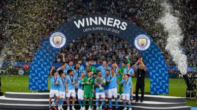 Die Spieler von Manchester City feiern nach dem UEFA-Superpokal-Finale. (Foto: Thanassis Stavrakis/AP/dpa)