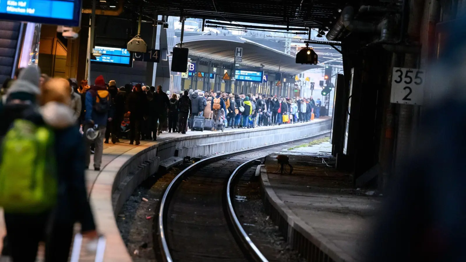 Auf in die Feiertage. Zahlreiche Fahrgäste warten an einem Bahnsteig im Hamburger Hauptbahnhof. (Foto: Jonas Walzberg/dpa)