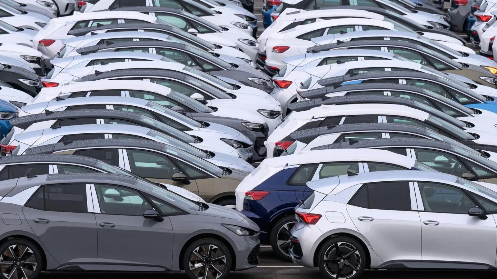 Die deutsche Industrie verliert Arbeitsplätze - besonders in der Autobranche (Archivbild) (Foto: Hendrik Schmidt/dpa)