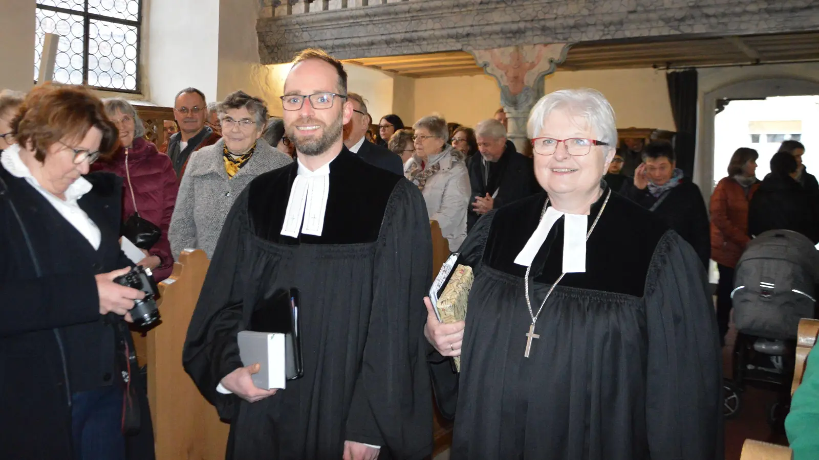 An der Seite von Dekanin Ursula Brecht (rechts) zog Baudenbachs neuer Pfarrer Florian Detzel in seine zukünftige Wirkungsstätte ein. (Foto: Martina Hinkelmann)