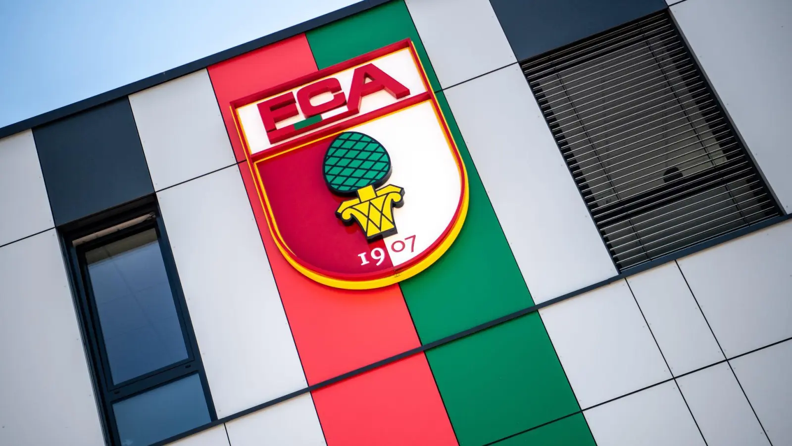 Bundesligist FC Augsburg zahlt wegen Unregelmäßigkeiten bei Gehaltsabrechnungen eine Geldbuße von einer halben Million Euro.  (Archivfoto) (Foto: Matthias Balk/dpa)