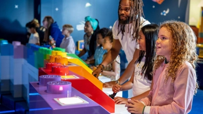 An die Joysticks und los! Das Lego Discovery Center nahe Washington wartet mit einem Dutzend Themenbereichen auf Familien. (Foto: Lego Discovery Center Washington/dpa-tmn)