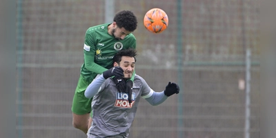 Lufthoheit: Der Ansbacher Abdennour Rhani hat den Eichstätter Pascal Schittler im Griff. (Foto: Martin Rügner)