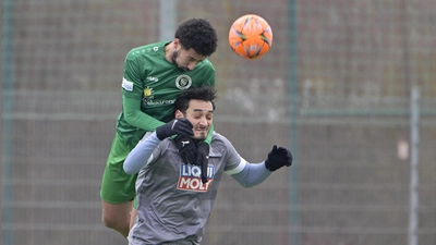 Lufthoheit: Der Ansbacher Abdennour Rhani hat den Eichstätter Pascal Schittler im Griff. (Foto: Martin Rügner)