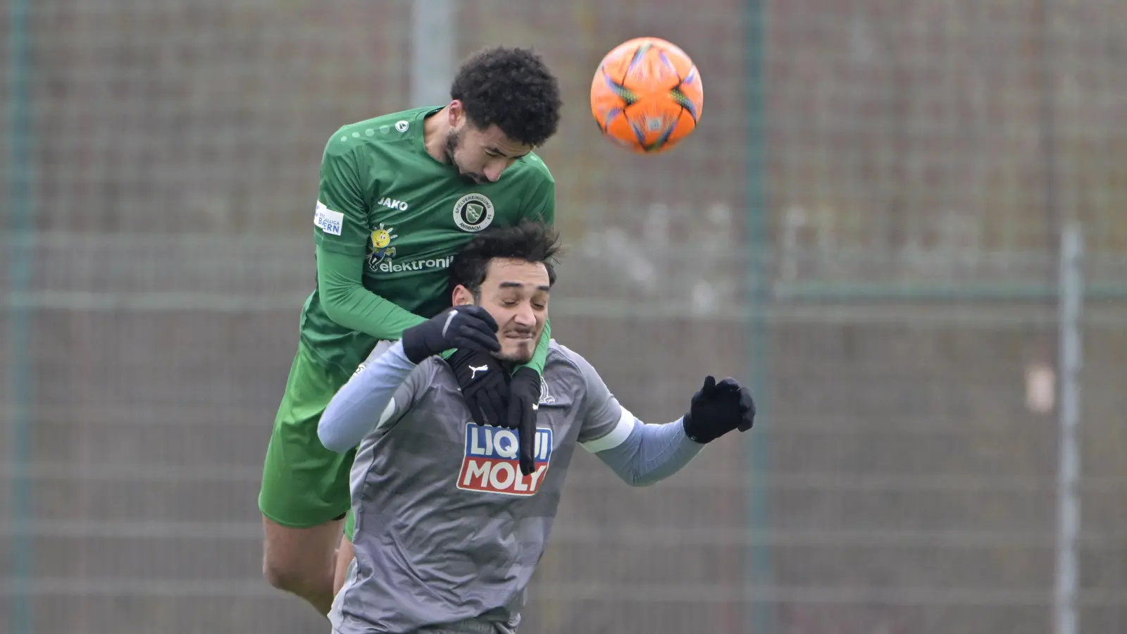 Lufthoheit: Der Ansbacher Abdennour Rhani hat den Eichstätter Pascal Schittler im Griff. (Foto: Martin Rügner)