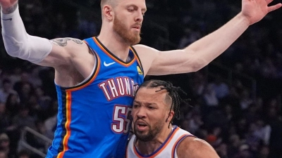 Oklahomas Isaiah Hartenstein (M) verletzte sich in der Partie gegen die New York Knicks an der Wade. (Foto: Frank Franklin II/AP/dpa)
