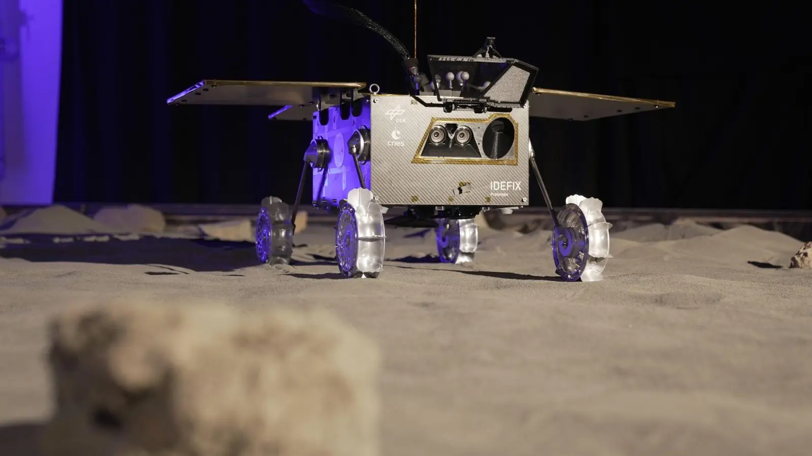 „Idefix“ - hier ein Modell - soll selbstständig den Marsmond Phobos erkunden.  (Foto: Ehsan Monajati/dpa)