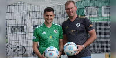 Einst Spieler, jetzt Trikotsponsor: Matthias Loy (rechts) und Christoph Hasselmeier präsentieren die neuen Hemden der SpVgg Ansbach. (Foto: Alexander Keck)