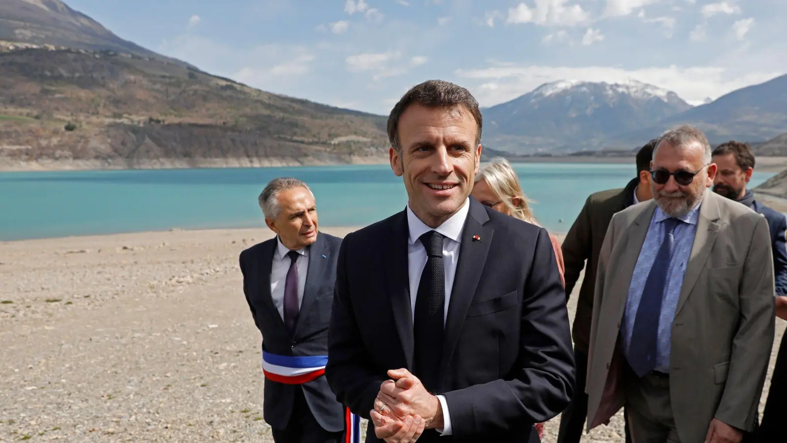 Präsident Emmanuel Macron (vorn) in Sainte-Savine-Le-Lac. Er will zukünftig flächenübergreifend Wasser sparen. (Foto: Sebastien Nogier/EPA POOL/AP/dpa)