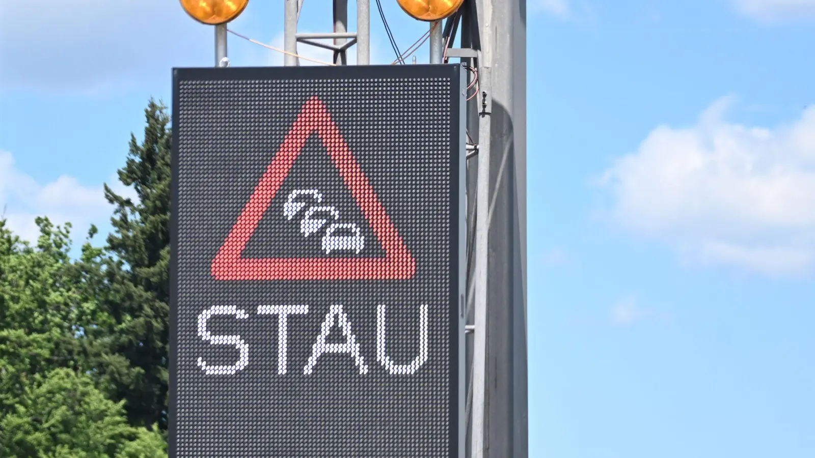 Der Verkehr staute sich nach dem Unfall auf über 30 Kilometern. (Symbolbild) (Foto: Bernd Weißbrod/dpa)