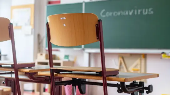 „Coronavirus“ steht auf einer Tafel in einem leeren Klassenzimmer. (Foto: Armin Weigel/dpa/Symbolbild)