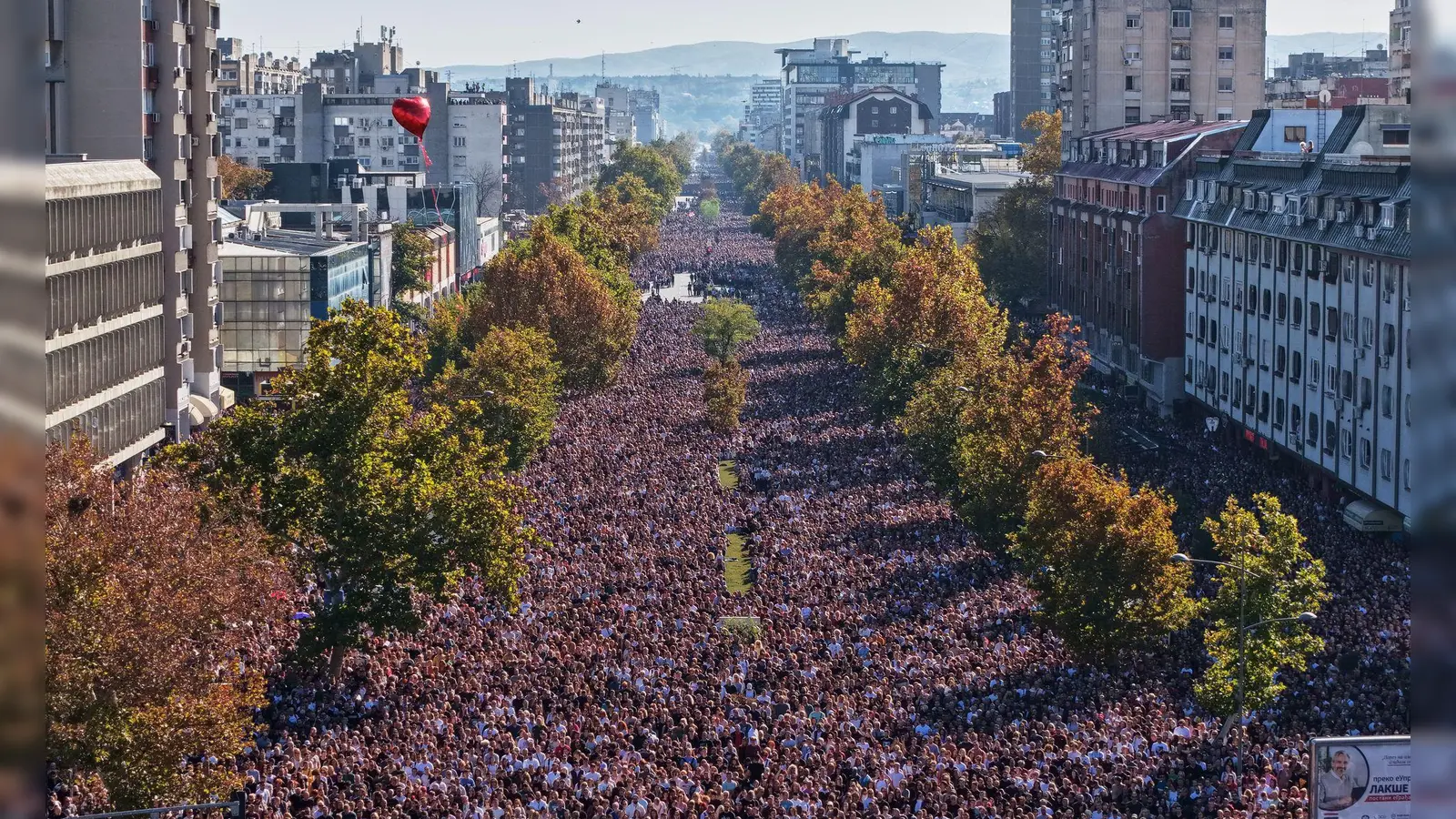 Zehntausende gedachten der 16 Opfer des Einsturzes des Bahnhofsvordachs in Novi Sad vor genau einem Jahr.  (Foto: Armin Durgut/AP/dpa)