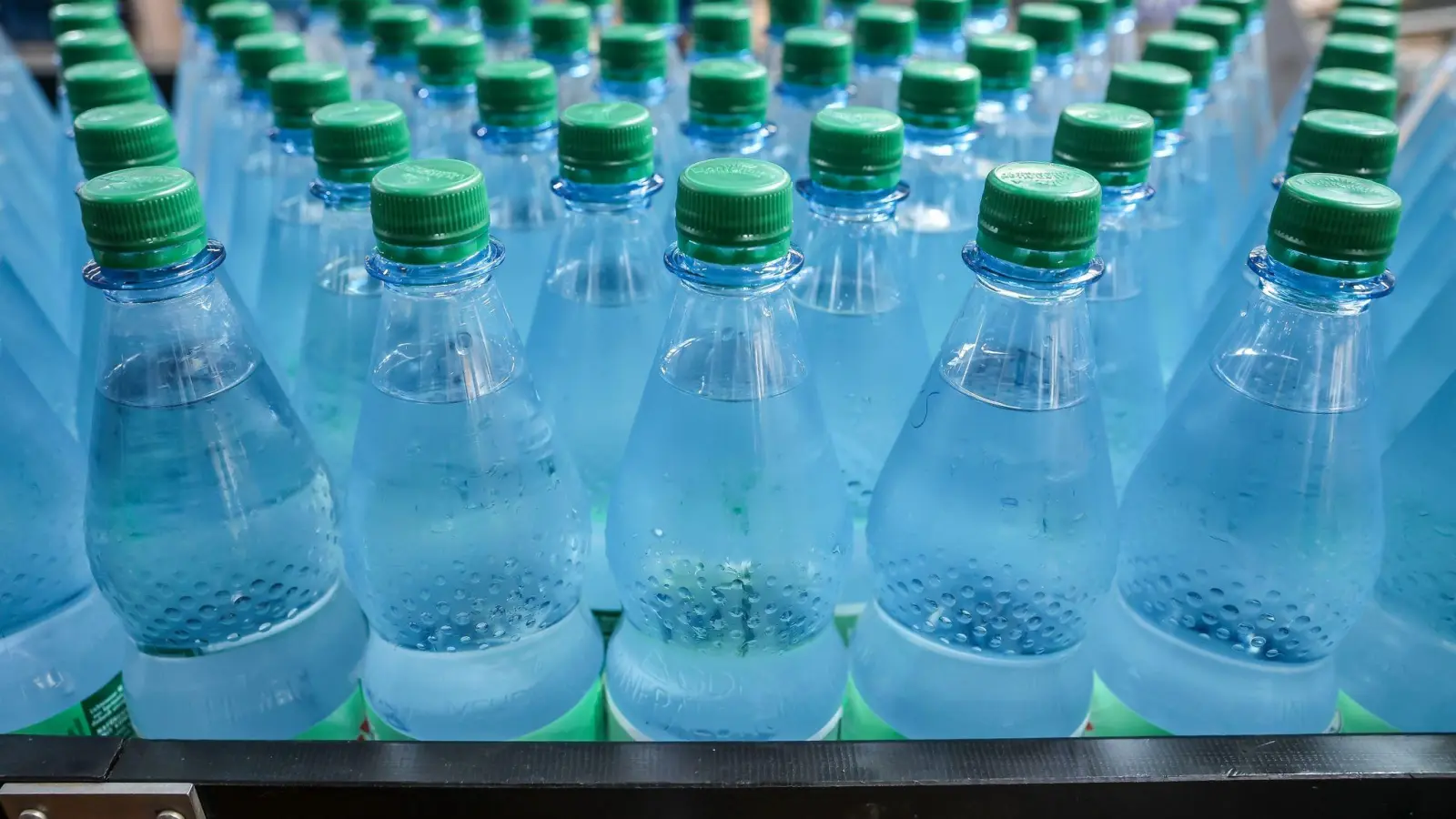 Trotz aufgedrucktem Mindesthaltbarkeitsdatum sind ungeöffnete Wasserflaschen fast unbegrenzt haltbar. Angebrochene Flaschen sollten dagegen kühl lagern und schnell aufgebraucht werden. (Foto: Jan Woitas/dpa/dpa-tmn)