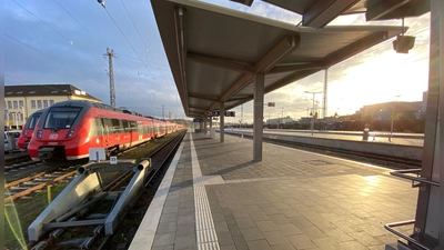 Die S-Bahn am Abstellgleis, der Bahnsteig leer: Am Bahnhof Ansbach sind die Streikauswirkungen am Donnerstagmorgen zu bemerken. (Foto: Manfred Blendinger)