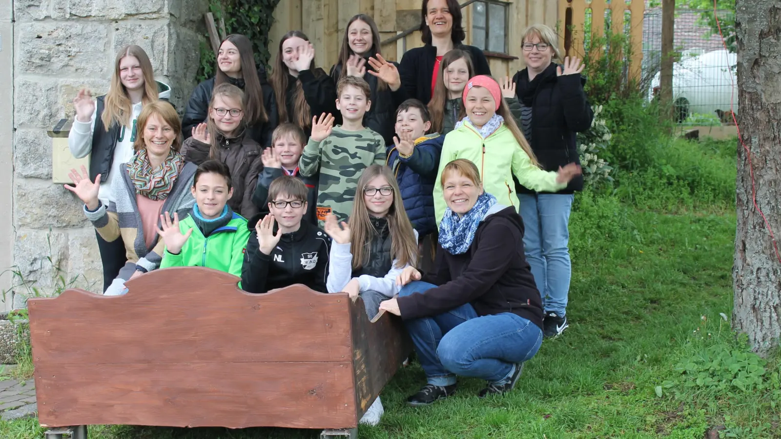 Das Bett ist ein wichtiges Requisit in dem Stück, dass der Oestheimer Theaternachwuchs im Juni präsentieren wird. Das Foto entstand bei einem Probentreffen. (Foto: Silke Krauß)