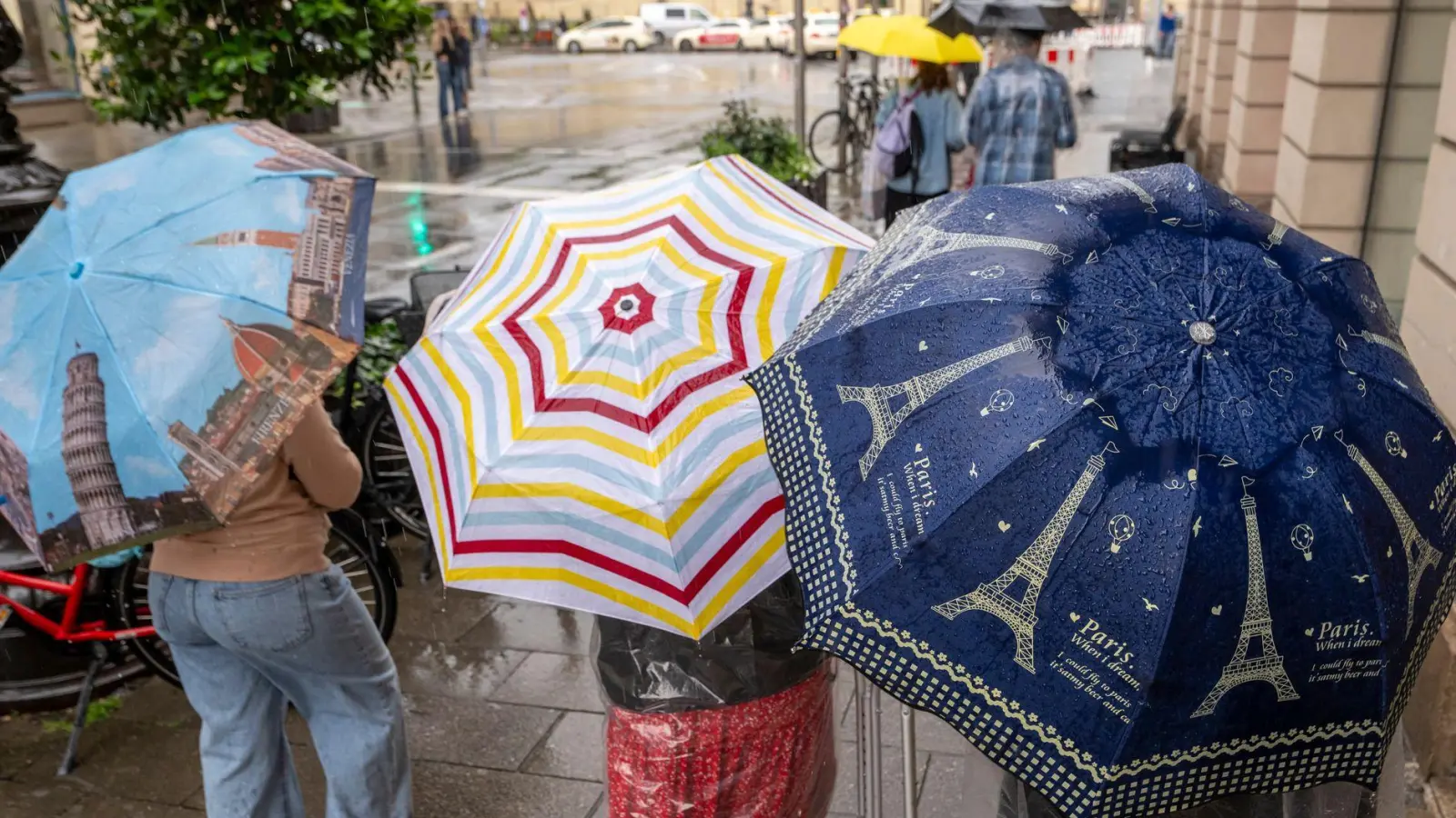 In Bayern soll es ab dem Mittag gewittern. (Symbolbild) (Foto: Peter Kneffel/dpa)