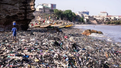 Ein Sandstrand, dessen Sand gar nicht mehr zu sehen ist: Massen an Klamotten vermüllen diesen Küstenabschnitt von Accra.  (Foto: Kevin McElvaney/Deutsche Umwelthilfe/dpa)