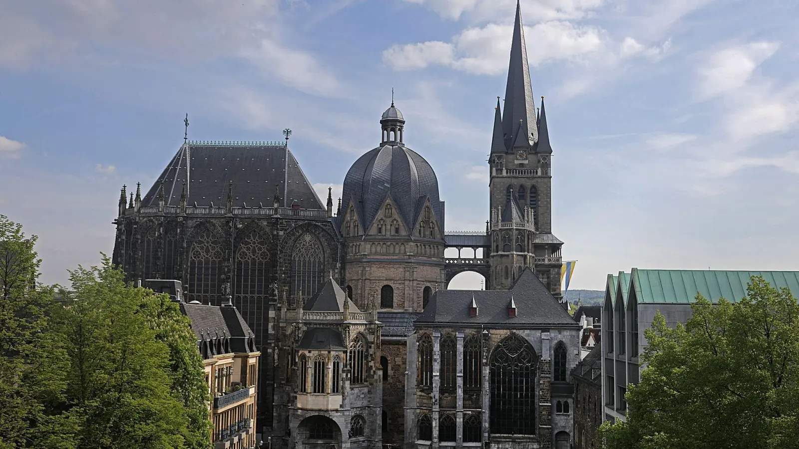 Der Aachener Dom ist eine bedeutende Kirche und Krönungsstätte vieler Könige. Am Freitag beginnt dort eine seit Jahrhunderten veranstaltete Wallfahrt. (Foto: Oliver Berg/dpa)