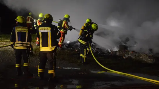 Rund 80 Feuerwehrleute kämpfen in Obertaschendorf gegen Flammen und Rauch. (Foto: Johannes Zimmermann )