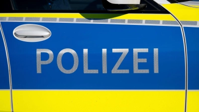 Wegen der Bedrohung einer Familie hat die Polizei einen Lkw-Fahrer gestoppt. (Symbolbild: Sven Hoppe/dpa)