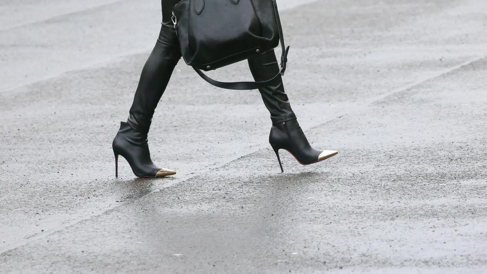 Auf regennasser Straße wird der Gang auf High Heels schnell zur Herausforderung – mit dem richtigen Training bleibt man dennoch standfest. (Foto: Wolfgang Kumm/dpa/dpa-tmn)