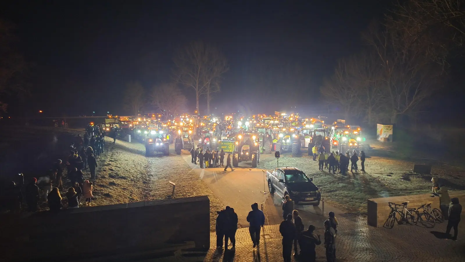 Aus einem Umkreis von rund 30 Kilometern waren Teilnehmer zur Kundgebung am Festplatz Bürg in Wassertrüdingen gekommen. Die Protestaktion verlief friedlich. (Foto: Peter Tippl)