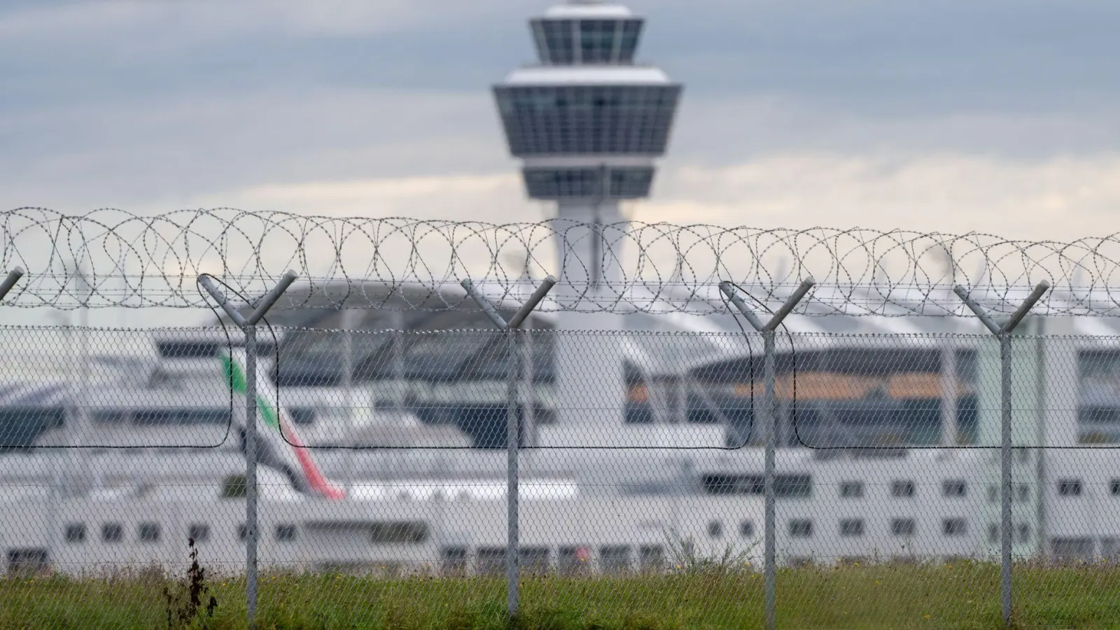 Flüge wurden wegen der Drohnen umgeleitet.  (Foto: Armin Weigel/dpa)