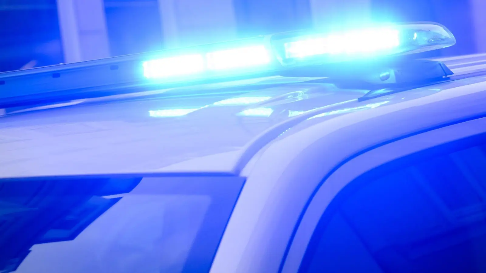 Bei der vorläufigen Festnahme gab der junge Mann zu, weit mehr als nur ein Auto beschädigt zu haben. (Symbolbild) (Foto: Julian Stratenschulte/dpa)