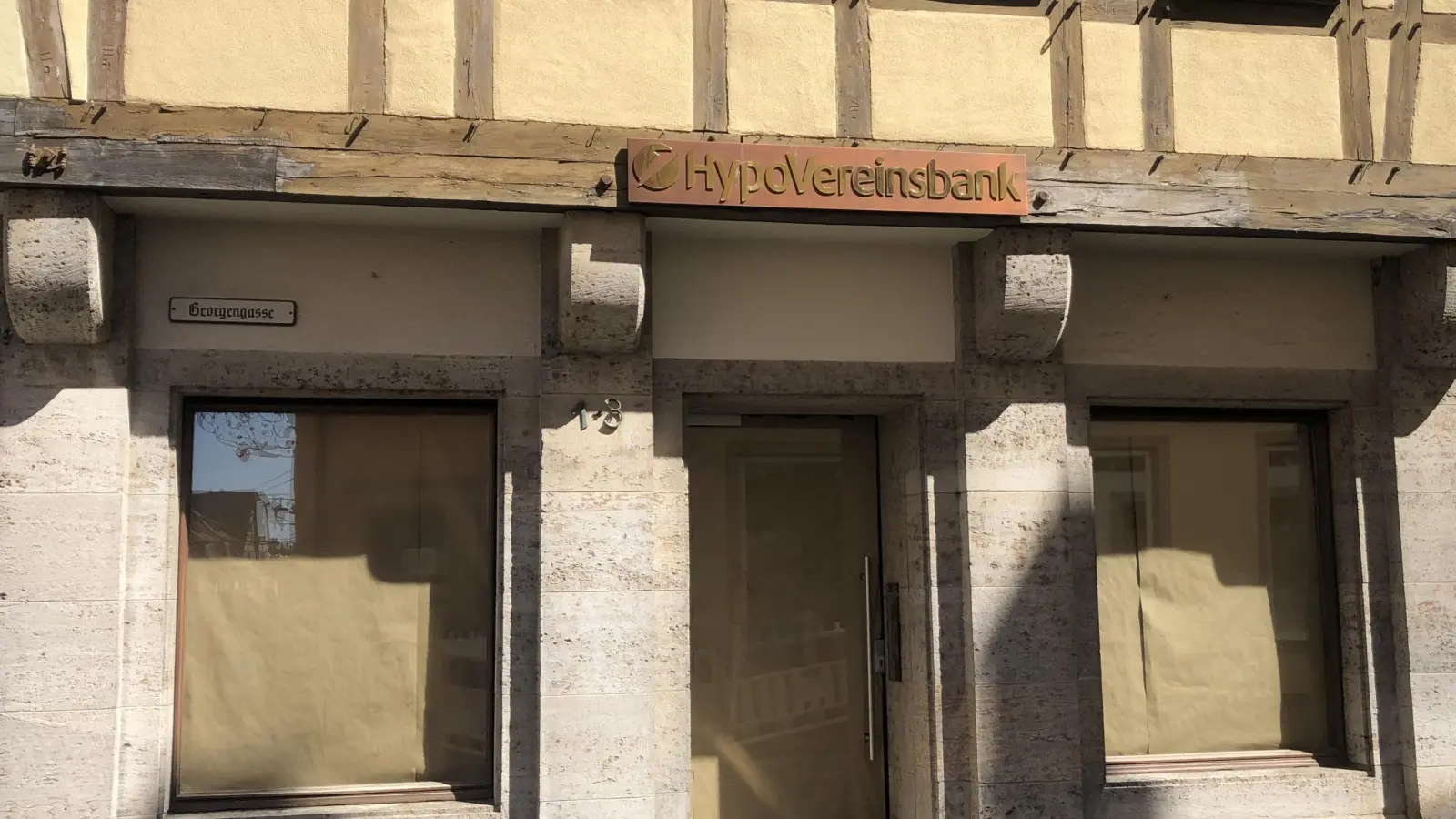 Die Fenster wurden bereits abgehängt. Die Filiale der Bank in der Rothenburger Altstadt bleibt dauerhaft geschlossen. (Foto: Jürgen Binder)