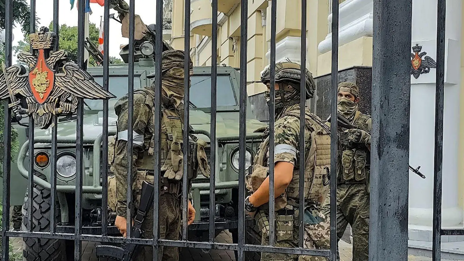 Kämpfer der Söldnergruppe Wagner bewachen einen Bereich im Hauptquartier des südlichen Militärbezirks in Rostow am Don. (Foto: -/AP/dpa)