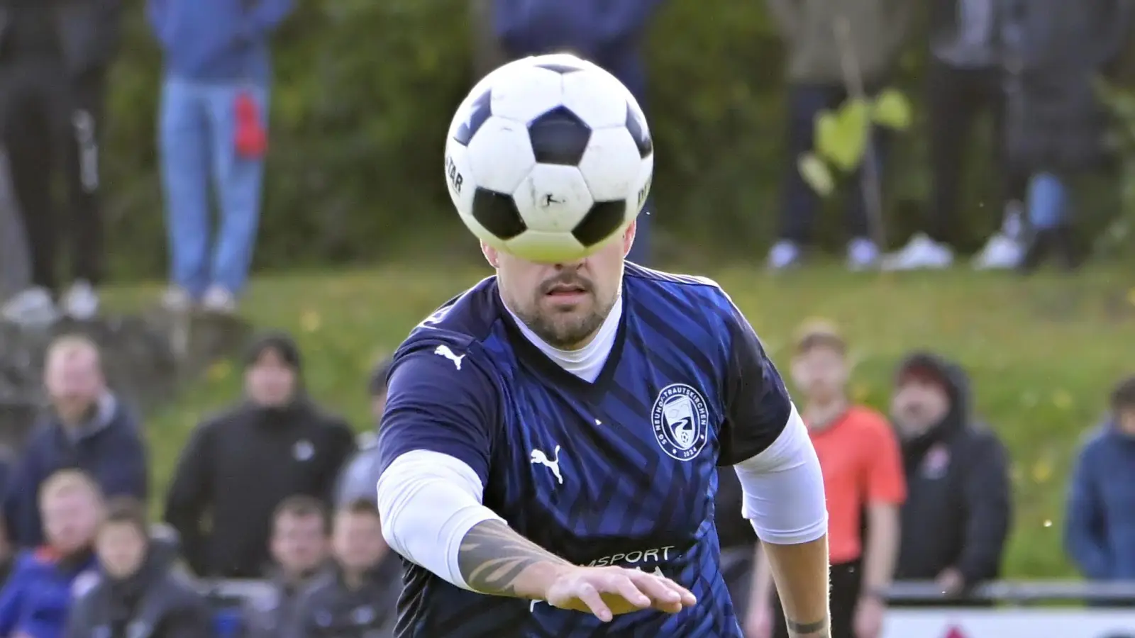 Manche Menschen haben einfach nur Fußball im Kopf. Durch die Perspektive bei diesem Schnappschuss unseres FLZ-Sportfotografen Martin Rügner könnte der Eindruck entstehen, dass das auch bei Michael Dimmling (SG Neuhof/Trautskirchen) der Fall ist. (Foto: Martin Rügner)