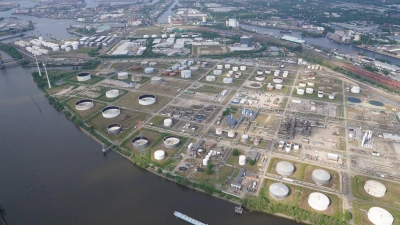 Öltanks der Shell-Raffinerie im Hamburger Hafen. (Foto: Marcus Brandt/dpa)