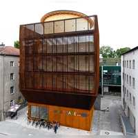 Der preisgekrönte Architekt Francis Kere gestaltete die neue Kita der TUM.  (Foto: Sven Hoppe/dpa)