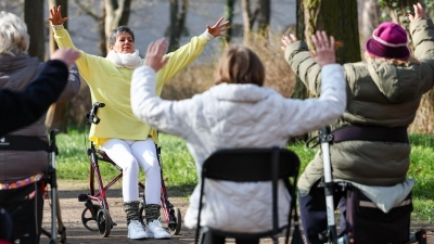 Seniorinnen - hier eine Yoga-Szene im Schlosspark Köthen - vor allem in Ostdeutschland profitieren vielfach von der Grundrente. (Archivfoto) (Foto: Jan Woitas/dpa)