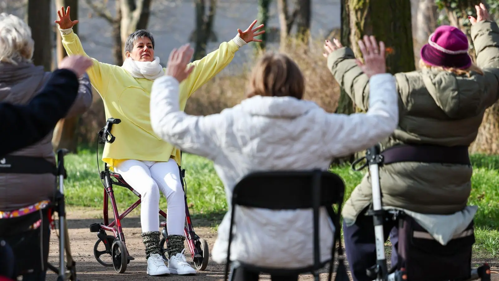 Seniorinnen - hier eine Yoga-Szene im Schlosspark Köthen - vor allem in Ostdeutschland profitieren vielfach von der Grundrente. (Archivfoto) (Foto: Jan Woitas/dpa)