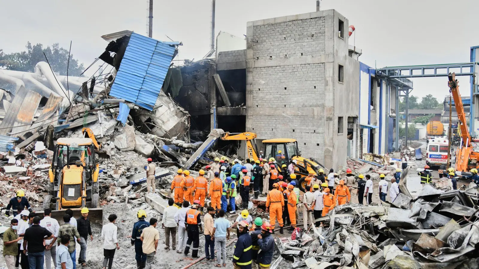 Rettungskräfte suchen nach einer Explosion und einem Brand in einer Pharmafabrik in einem Industriegebiet in der Nähe von Hyderabad nach Überlebenden. (Foto Archiv) (Foto: Uncredited/AP/dpa)