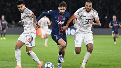 Ein Stürmer mit enormer Dynamik: PSG-Profi Chwitscha Kwarazchelia (M). (Archivbild)  (Foto: Federico Gambarini/dpa)