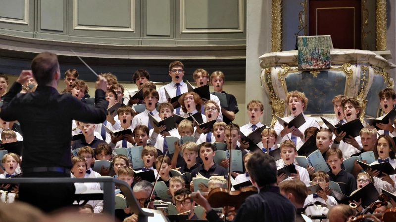 Der Windsbacher Knabenchor und die Cantores Minores aus Helsinki singen den zweiten Satz von Johannes Brahms' chorsinfonischem Meisterwerk „Ein deutsches Requiem”. Die Leitung hat Ludwig Böhme. (Foto: Thomas Wirth)