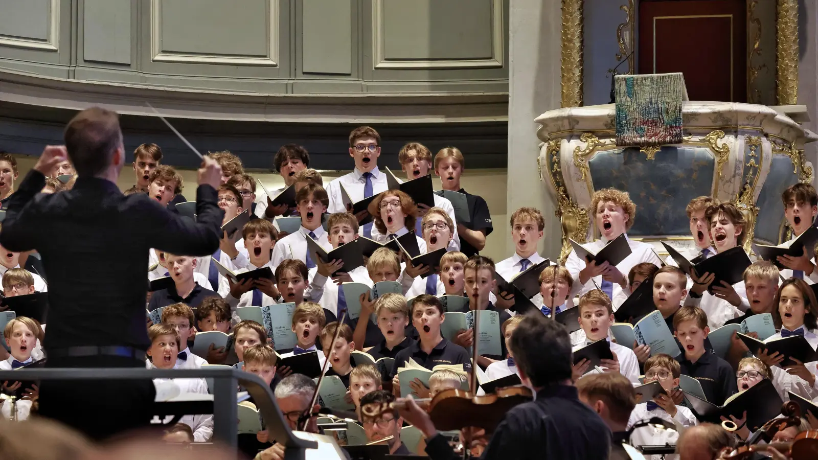 Der Windsbacher Knabenchor und die Cantores Minores aus Helsinki singen den zweiten Satz von Johannes Brahms' chorsinfonischem Meisterwerk „Ein deutsches Requiem”. Die Leitung hat Ludwig Böhme. (Foto: Thomas Wirth)