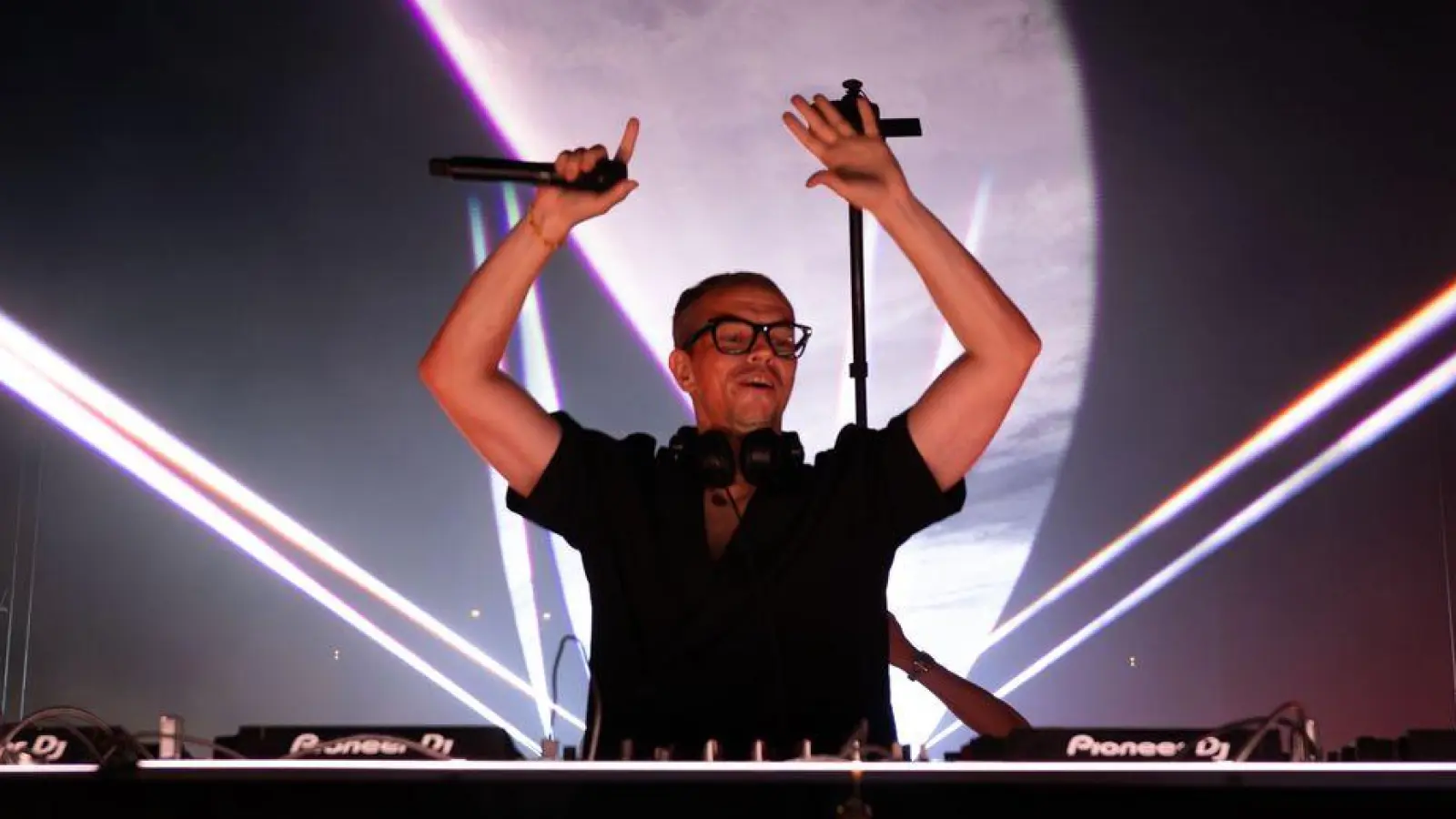 DJ Alle Farben ist zu Gast bei den Bayreuther Festspielen. (Foto: Pia Bayer/dpa)