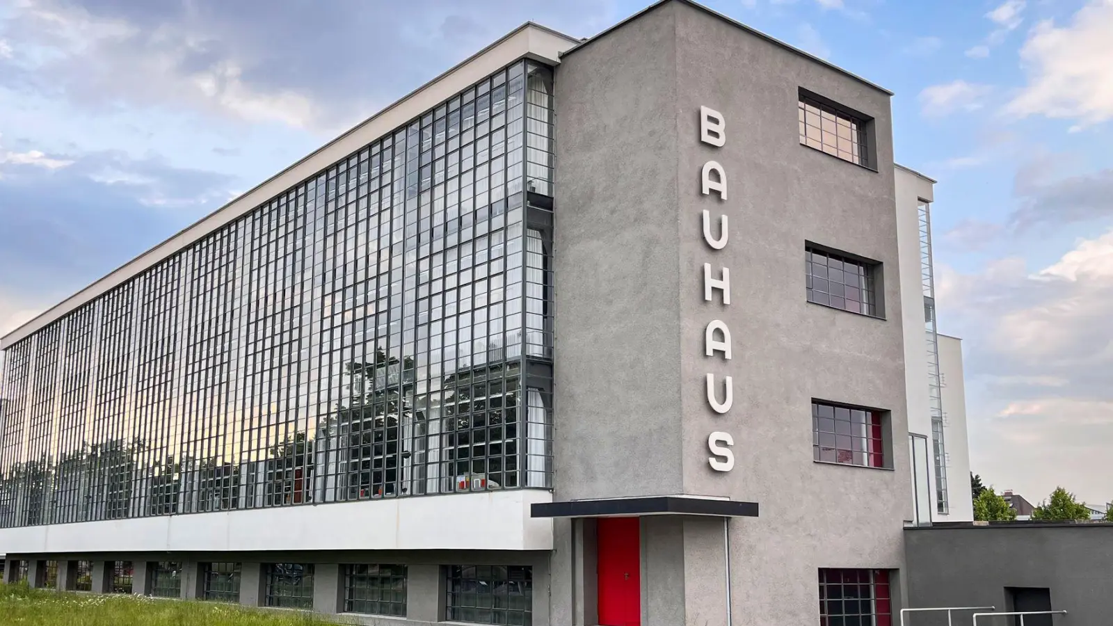 Das Bauhausgebäude sorgte bei seiner Einweihung 1926 mit seiner Glasfassade und dem Sichtbeton für großes Aufsehen. (Foto: Heidi Scharvogel/dpa-tmn)