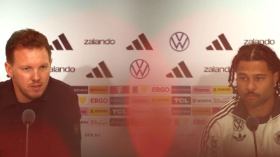 Julian Nagelsmann (l) und Serge Gnabry sprechen bei der DFB-Pressekonferenz. (Foto: Christian Charisius/dpa)